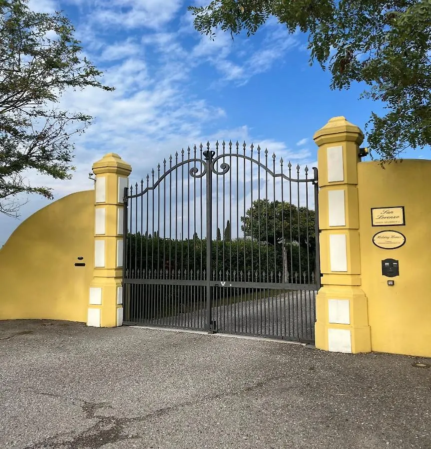 Corte San Lorenzo Bed and Breakfast Desenzano del Garda 0*,  Italia