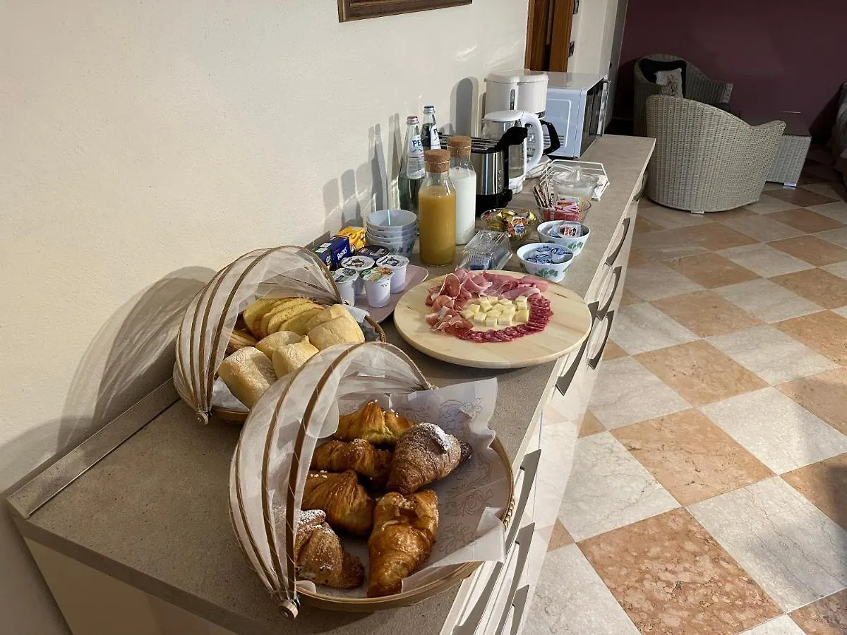 Corte San Lorenzo Bed & Breakfast Desenzano del Garda 0*,  Italy
